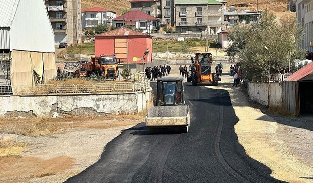 Yüksekova’da okul yolları asfaltlandı