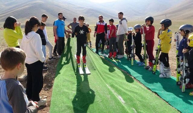 Kar yağmayınca yağladıkları halıda kayarak şampiyonaya hazırlanıyorlar
