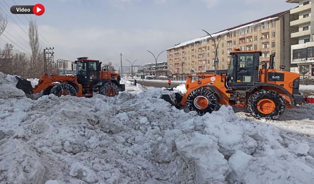 Yüksekova'da ekiplerin karla mücadele çalışmaları sürüyor
