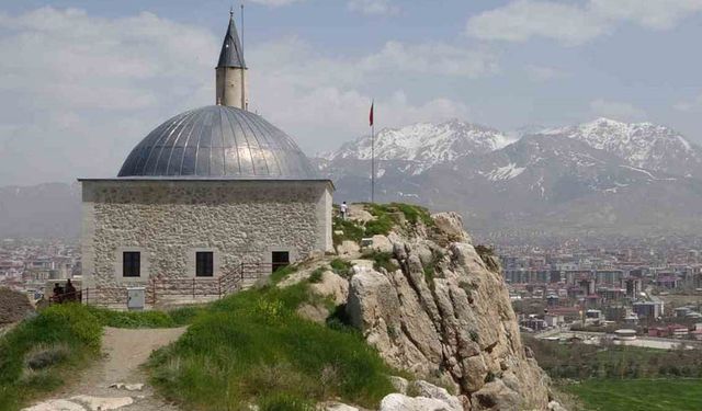 Osmanlı’nın Van’daki sembolü yeniden ibadete açıldı