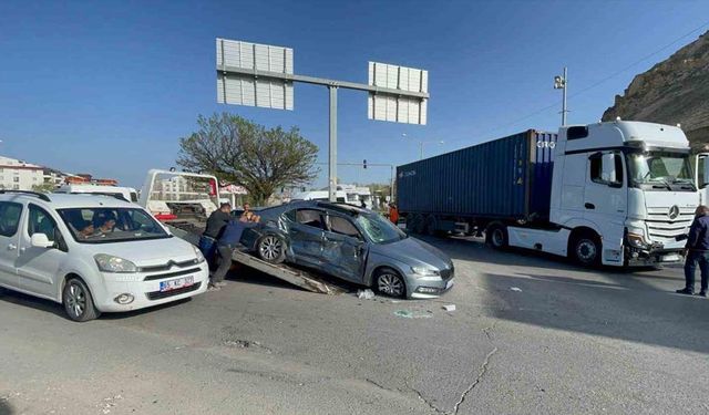 Erciş’te otomobille tır çarpıştı: 1 ölü, 2 yaralı
