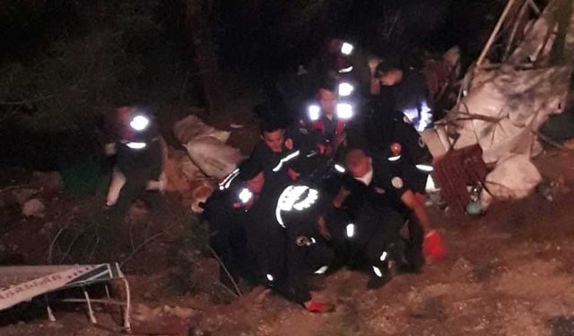Tarım işçilerini taşıyan minibüs uçuruma düştü: 3 ölü, 18 yaralı