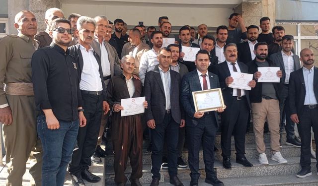 Derecik Belediye Başkanı Hasan Dinç mazbatasını aldı
