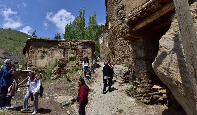 Hizan’ın taş evlerden oluşan köylerine gezgin ve fotoğrafçılardan yoğun ilgi