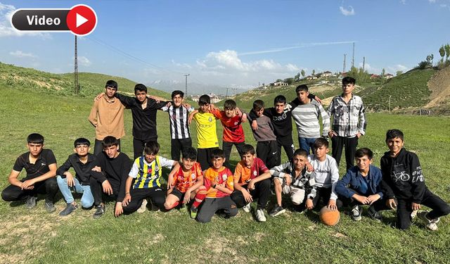 Toprak sahada top oynayan gençler futbol sahası istiyor