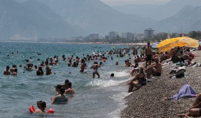 Antalya’da rekor sıcaklık nedeniyle sokaklar boşaldı, sahiller doldu