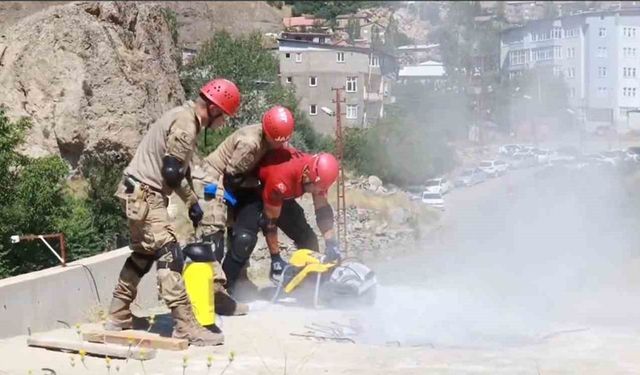 Hakkari’de 599 jandarma personeline deprem eğitimi