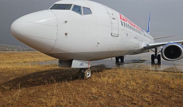 Yüksekova'da pistten çıkan uçakla ilgili bakandan açıklama