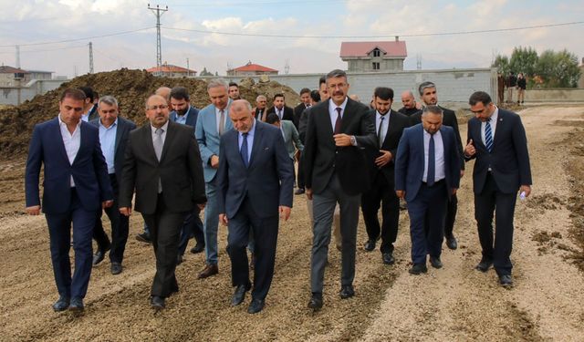 Cumhurbaşkanı Başdanışmanı Yüksekova’da cami inşaatlarını gezdi