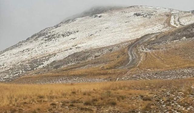 Başkale’de mevsimin ilk karı yağdı