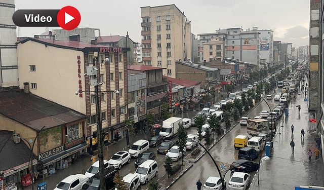 Yüksekova’da yollar ve ara sokaklar göle döndü