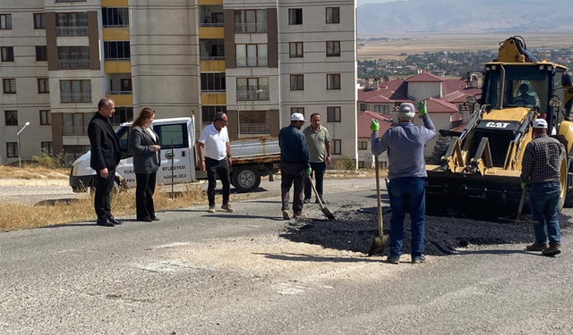 Yüksekova’da TOKİ Konut yolu onarılıyor