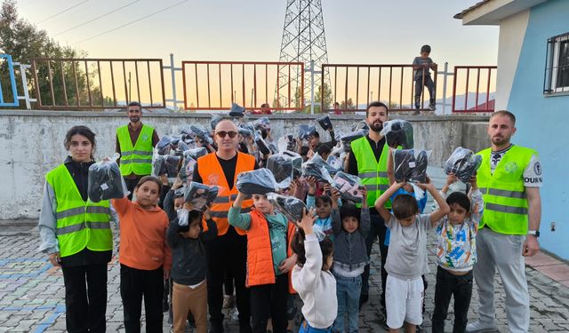 Hakkari Gençlik Engelliler Derneği'nden 600 öğrenciye çanta ve bot yardımı