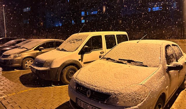 Yüksekova'da beklenen kar yağışı gece saatlerinde etkili oldu