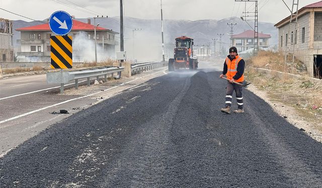 Yüksekova Dağlıca Yolu’nda yama asfalt çalışması