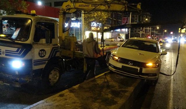 Kontrolden çıkan araç refüjde bordürlerin üzerinde kayarak ilerledi