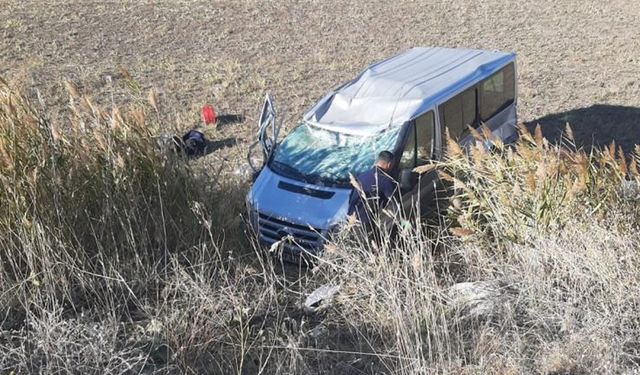 Van'da minibüs yoldan çıktı: 1 yaralı