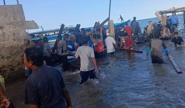 Endonezya’da halk yerel seçim adayını karşılarken köprü çöktü: 7 ölü