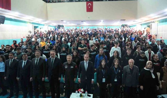 Türkiye’nin ilk astronotu Alper Gezeravcı Muş’ta öğrencilerle buluştu