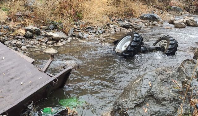 Yüksekova’da traktör dereye uçtu:1 kişi yaralandı