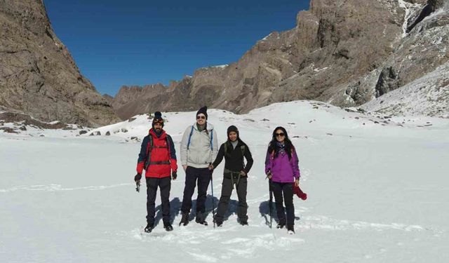 Hakkari’de 20 bin yıllık buzul bölgesinde muhteşem manzaralar oluştu