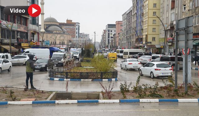 Yüksekova’da sağanak yağış hayatı olumsuz etkiledi