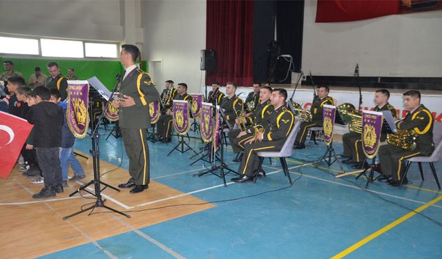 Askeri Bando Yüksekova'da konser verdi