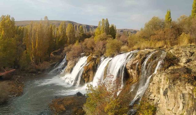 Muradiye Şelalesi’nde sonbahar güzelliği