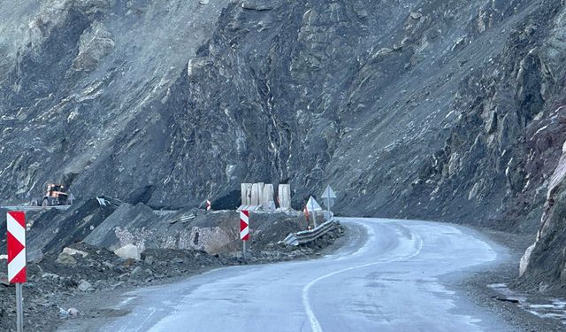 Yüksekova- Hakkari karayolunda kaya ve taş düşmesine karşı dağcılar devrede