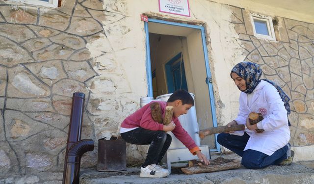 Yüksekova'da ara tatilini öğrencilerine adayan köy öğretmeni