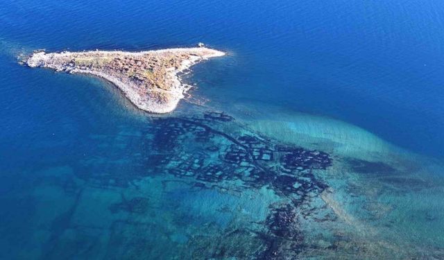 Van Gölü çekildikçe su altındaki mikrobiyolitler gün yüzüne çıkıyor