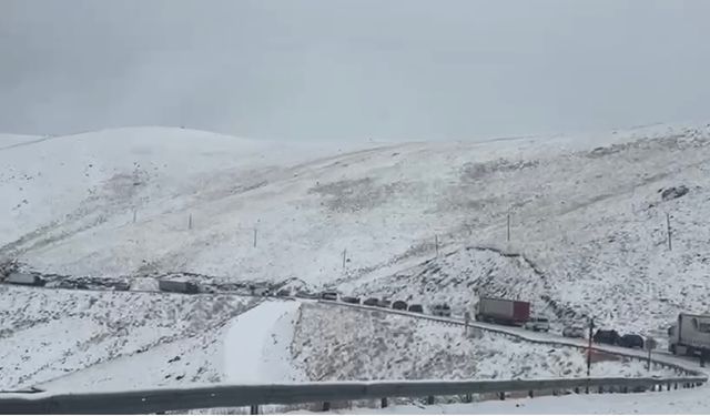 Güzeldere’de araçlar mahsur kaldı