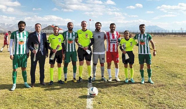 Yüksekova Belediyespor maçını öğretmenler yönetti