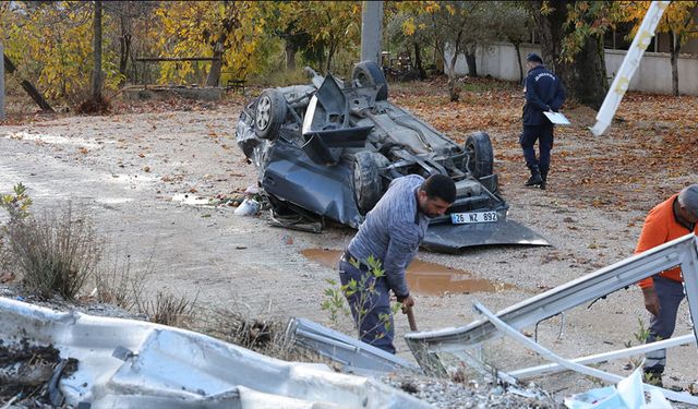 Fiat Tofaş otomobil kağıt gibi ezildi: 3 yaralı