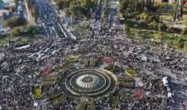 Suriyeliler, cuma namazının ardından Emevi Meydanı'na akın etti