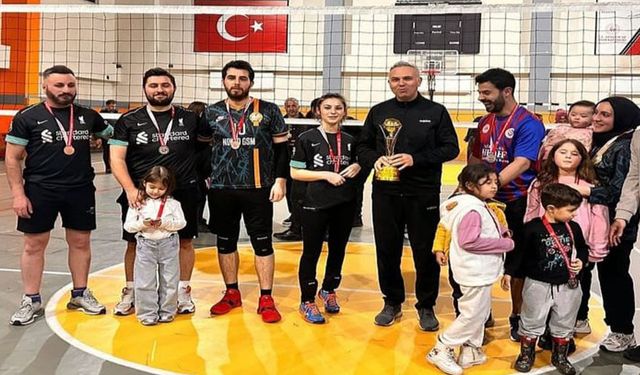 Yüksekova da öğretmenler arası  voleybol turnuvasının şampiyonu belli oldu