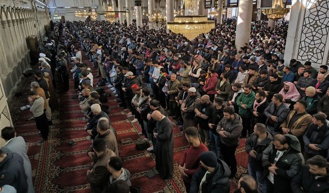 Emevi Camii'nde Esad sonrası ikinci cuma namazı