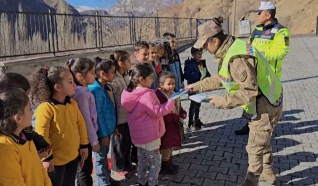 Hakkari’de jandarma ekipleri köydeki öğrencilere trafik eğitimi veriyor