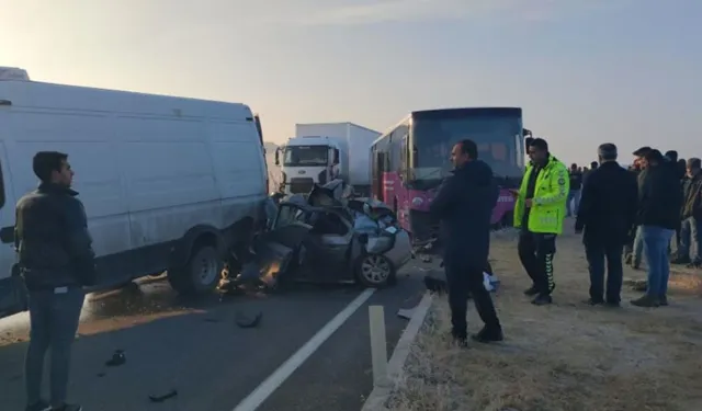 Van'da zincirleme trafik kazası: Birçok araç birbirine girdi