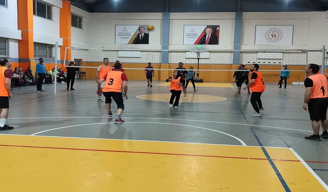 Yüksekova'da voleybol turnuvasında kupanın sahibi belli oluyor