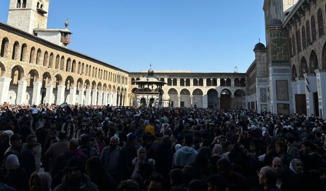 Emevi Camii'nde cuma namazı izdihamı:3 kişi hayatını kaybetti