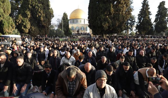 Mescid-i Aksa’da 120 bin Müslüman bayram namazını kıldı