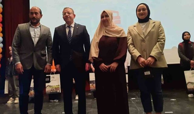 Kars’ta en çok kitap okuyan öğrenci ve veliler ödüllendirildi