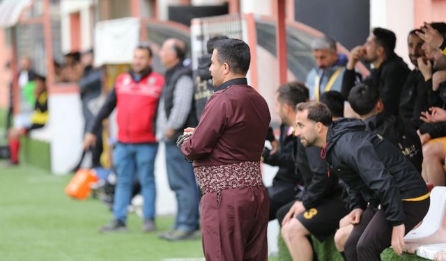Yöresel elbiseler ile maçı yedek kulübesinden takip etti
