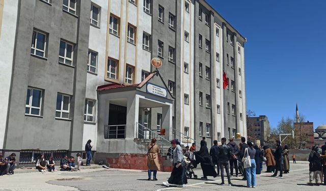 Yüksekova’da 3867 Öğrenci Bursluluk Sınavı Heyecanı Yaşadı
