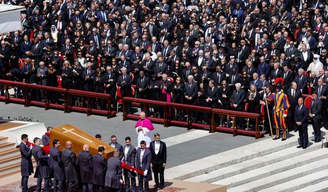 Papa Franciscus, 400 bin kişi tarafından son yolculuğuna uğurlandı