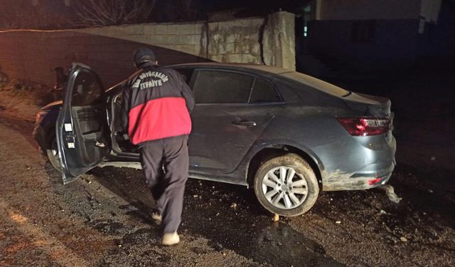 Van'da otomobil duvara çarptı: 3 yaralı