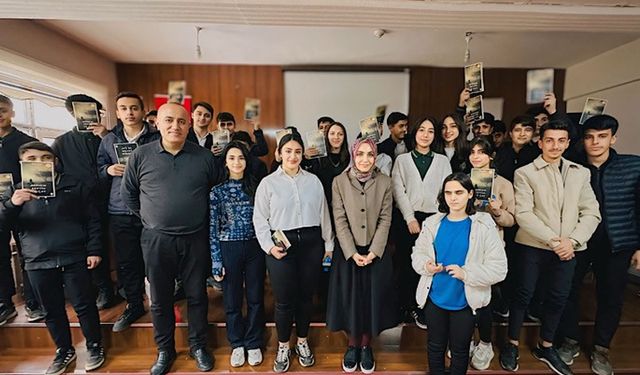Yazar Sibel Oğuz, Yüksekovalı öğrencilerle buluştu