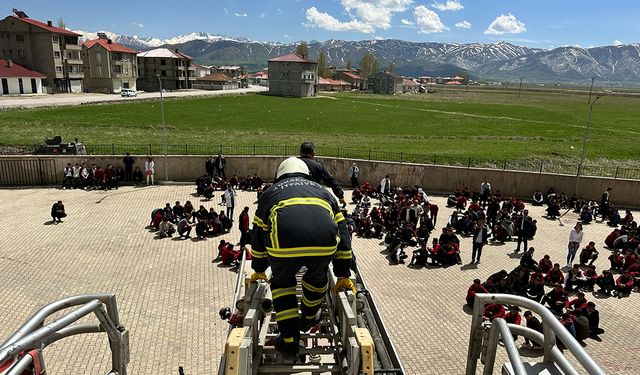 İmam Hatip Lisesi'nde yangın tatbikatı gerçekleştirildi.