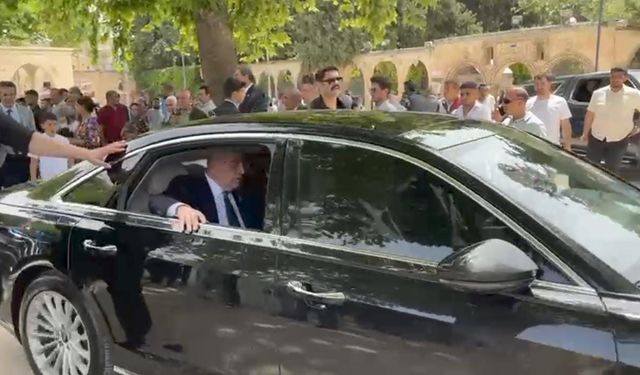 Müsavat Dervişoğlu kutsal mekana makam aracıyla girdi